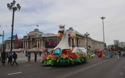 Хайр дүүрэн ертөнцийг бэлгэдэн сүрлэг “Хун шувуу”-г урласан