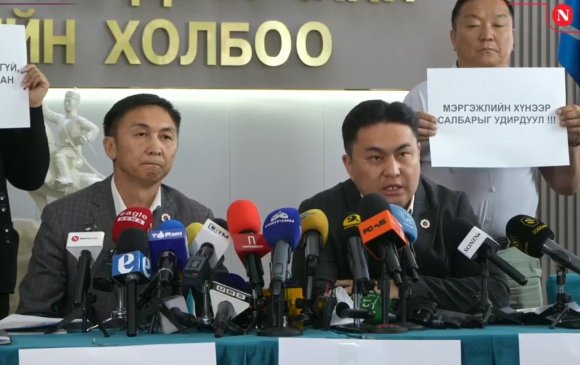 "Эрчим хүчний сайд хариуцлагаас зугтаж байна"