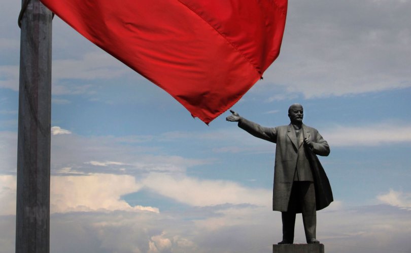Кыргызстан: Лениний хөшөөг буулгасан асуудлыг улс төржүүлэх хэрэггүй