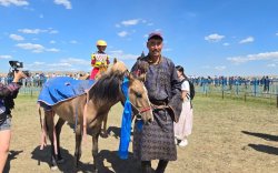 Э.УЛААНХҮҮ: Ганц даагатайгаа улсын наадамд ирж айрагдлаа