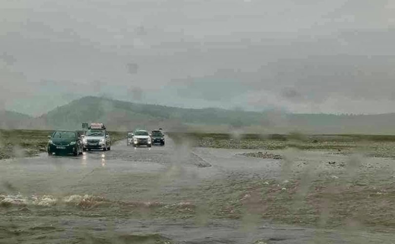 Хатгал тосгоны зам руу үерийн ус оржээ