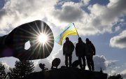 Дэлхийн анхаарал сарних хойгуур