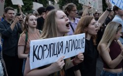 Зеленскийн шийдвэр эсэргүүцлийн жагсаалд хөтлөв