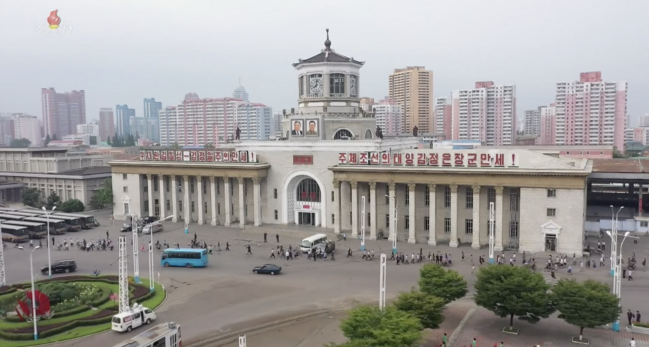 kctv-aug27-8pm-news-pyongyang-station-drone-shot-slogans-935x500