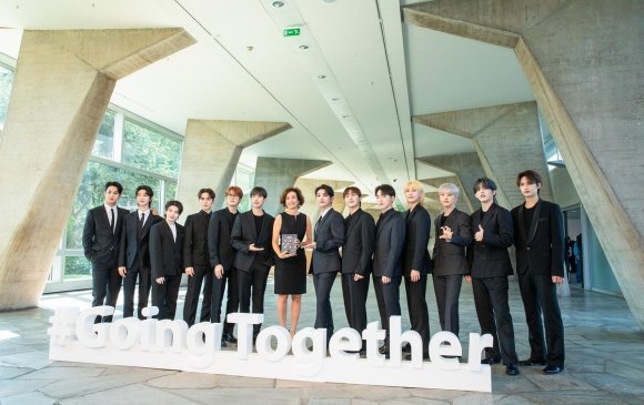 “Seventeen” хамтлаг “UNESCO”-д 250 мянган доллар хандивлав