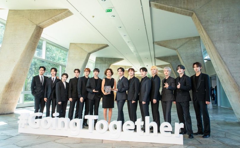 “Seventeen” хамтлаг “UNESCO”-д 250 мянган доллар хандивлав