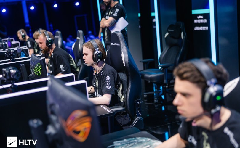 "Spirit" баг "MOUZ"-ыг амлаж, "Vitality" болон "The MongolZ" багууд тунав