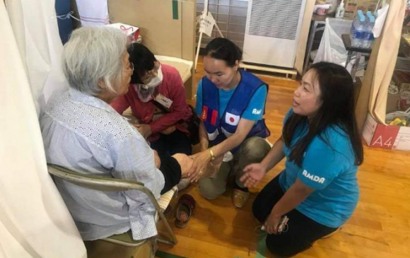 Нийслэлийн түргэн тусламжийн төвийн эмч япон улсад гамшигт өртсөн иргэдэд тусламж үзүүлж байна