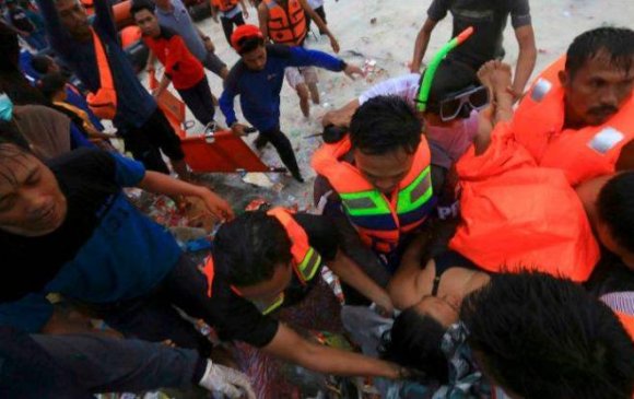 Индонезийн усан онгоц осолдож 34 хүн живжээ