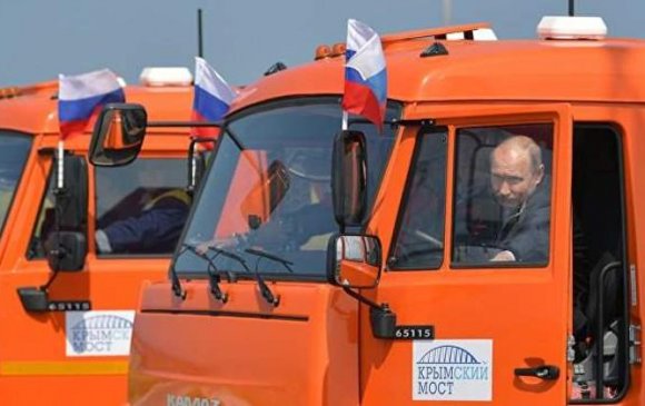 Путин хүнд даацын машин жолоодох эрхтэй хэмээн Песков тайлбарлав