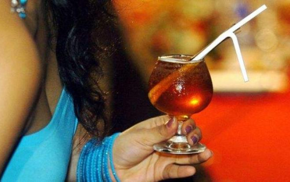 Шри Ланкад эмэгтэйчүүдийг согтууруулах ундаа хэрэглэхийг зөвшөөрөв