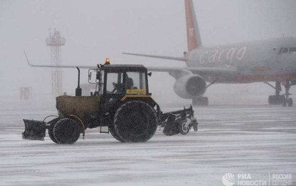 Цасан шуурганы улмаас Оросын нисэх буудлууд 85 нислэгээ цуцалжээ