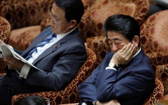 Шинзо Абэ Сангийн сайдаа алдах уу?