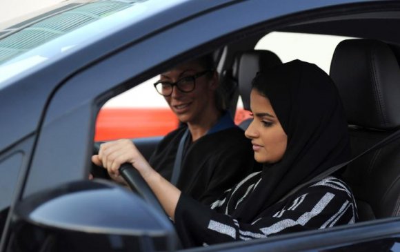 Саудын Арабын эмэгтэйчүүд  жолооны үнэмлэхээ гардаж авлаа