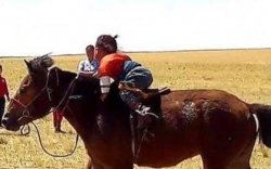 Хоёр настай хүүгээр морь унуулжээ