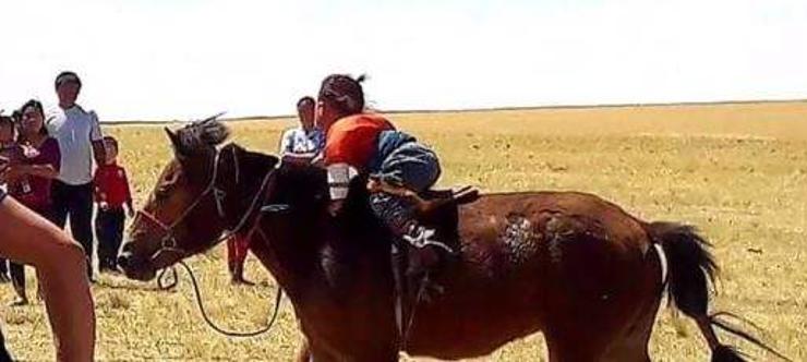 Хоёр настай хүүгээр морь унуулжээ