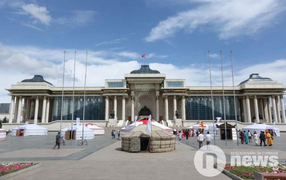 Монгол хувцасны театрчилсан загварын тоглолт болно