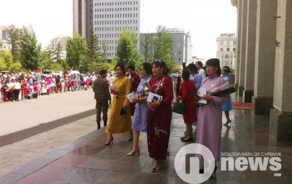 Төрийн ордны цэцэрлэгийг түмэн олондоо нээв