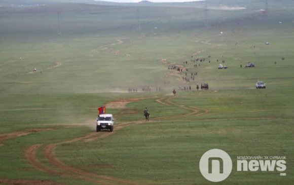 Эрлийз морьдын уралдаанд зээрд, сартай хээр түрүүлэв