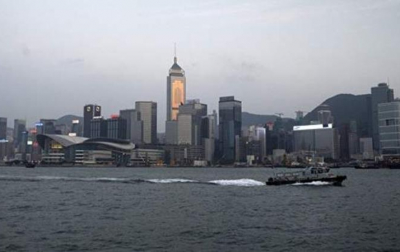 Хар салхины улмаас Хонгконг 140 гаруй нислэгээ цуцалжээ