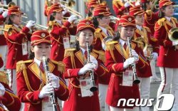 Хойд Солонгосоос хөгжөөн дэмжигч охидын баг иржээ