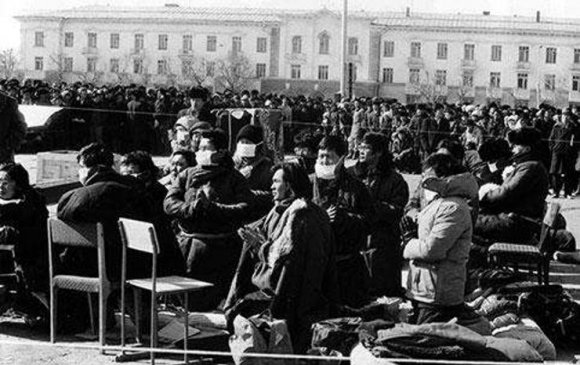 Сүхбаатарын талбайд ардчилсан хүчнүүдийн улс төрийн цуглаан болов (1990.02.01)