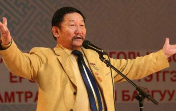 Т.Галсан: Ээжийнхээ сүүтэй хамт хөхсөн эх хэлээ бузарлачихгүй юмсан