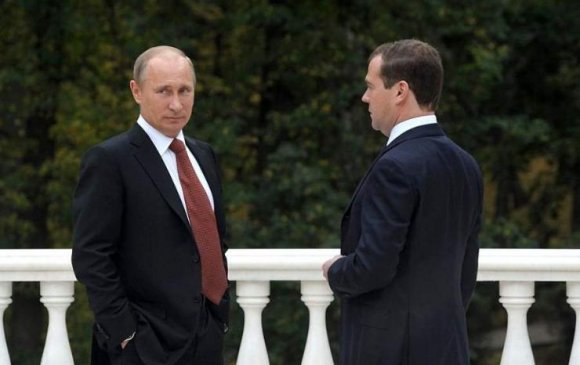 Путин  Медведевыг улираах саналаа хүргүүлжээ