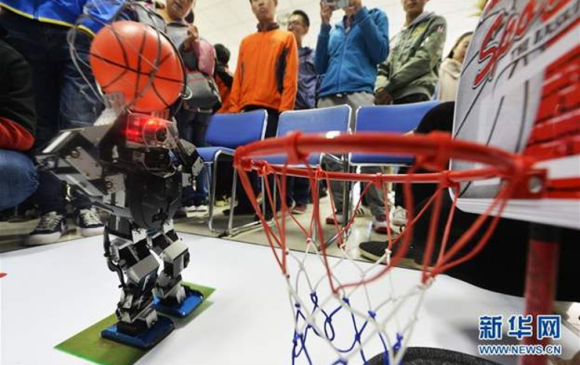 Оюутнууд бүтээсэн роботоороо өрсөлдлөө