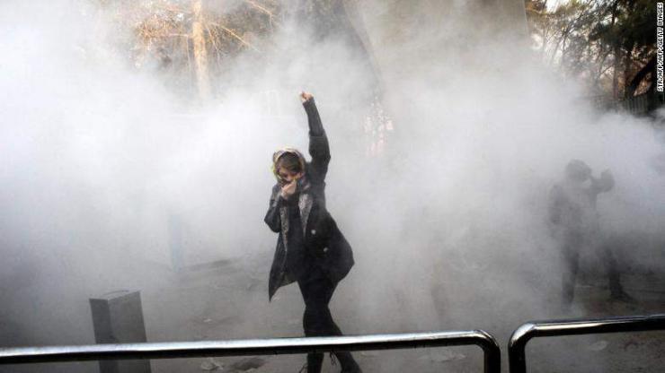 Ираны эсэргүүцлийн жагсаал хүчирхийлэл болж хувирлаа
