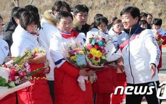 Хойд Солонгосын эмэгтэй хоккейчид Сөүлд ирлээ