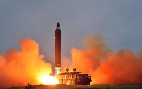 Пхеньяны пуужин нисэх онгоцтой мөргөлдөх дөхжээ