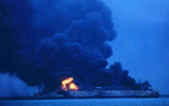 Өмнөд Хятадын тэнгист газрын тос тээвэрлэгч осолджээ
