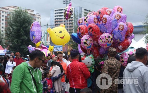 Наадамчдын хөлд дарагдсан цэнгэлдэх хүрээлэн