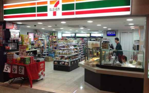 Цагаачлалын алба “7-Eleven” дэлгүүрийг “онилжээ”