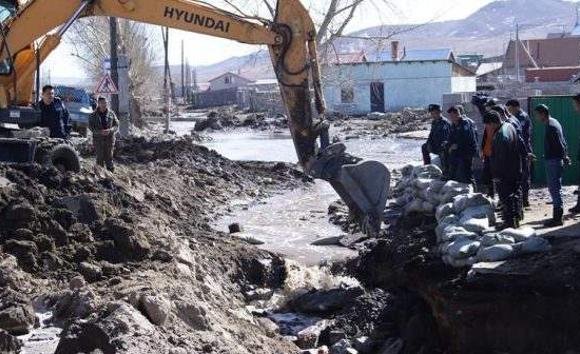 Шар усны үерийн улмаас сэтэрсэн далан, хамгаалалтыг хүчитгэх ажил хийгдэж байна